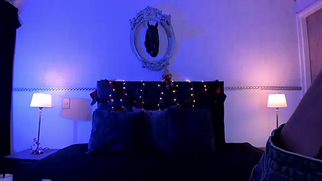 Snapshot of RomeroMoon chatting on December 5, 2024, 1:06 pm RomeroMoon online show from December 5, 2024, 1:06 pm