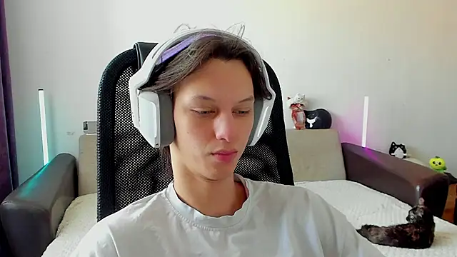 Ostin meow online show from February 16, 2026, 4:41 am