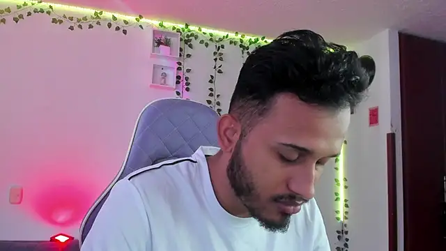 Raf brunette online show from December 27, 2024, 2:43 pm