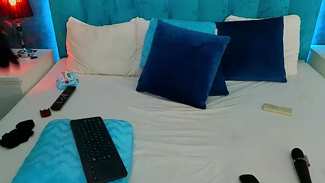 Snapshot of LauraMirage chatting on January 17, 2025, 12:10 am LauraMirage online show from January 17, 2025, 12:10 am