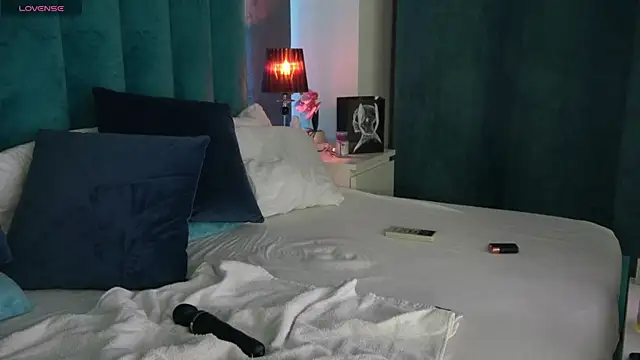 Snapshot of LauraMirage chatting on February 12, 2025, 1:30 am LauraMirage online show from February 12, 2025, 1:30 am