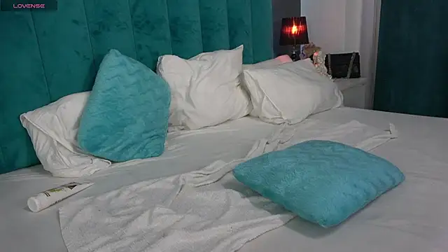 Snapshot of LauraMirage chatting on February 27, 2025, 10:04 am LauraMirage online show from February 27, 2025, 10:04 am