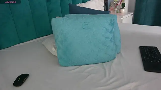 Snapshot of LauraMirage chatting on March 5, 2025, 10:00 am LauraMirage online show from March 5, 2025, 10:00 am