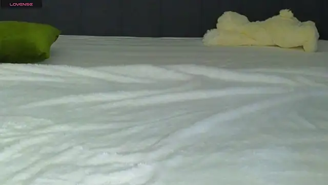 Snapshot of LauraMirage chatting on September 17, 2025, 7:21 am LauraMirage online show from September 17, 2025, 7:21 am