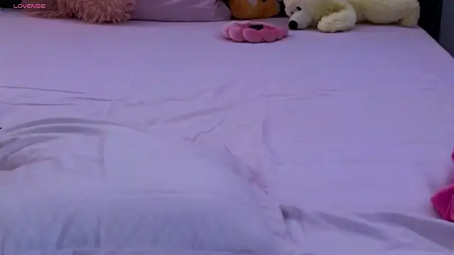 Snapshot of LauraMirage chatting on October 7, 2025, 7:49 am LauraMirage online show from October 7, 2025, 7:49 am