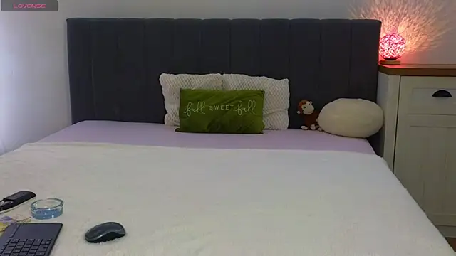 Snapshot of LauraMirage chatting on November 13, 2025, 8:24 am LauraMirage online show from November 13, 2025, 8:24 am