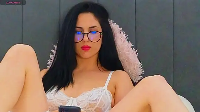 Snapshot of LauraMirage chatting on November 28, 2025, 8:44 pm LauraMirage online show from November 28, 2025, 8:44 pm