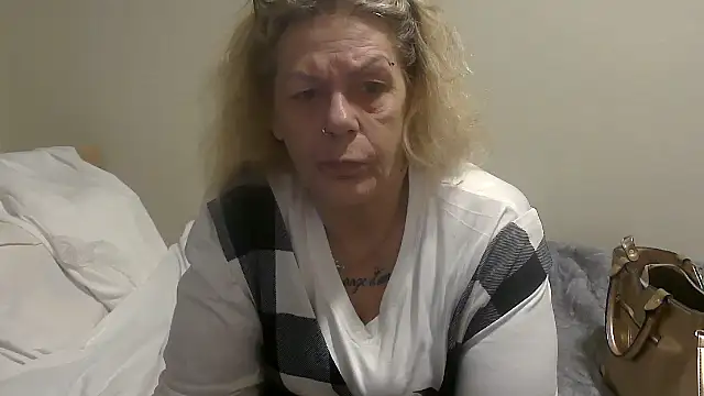 housewife shantie online show from October 10, 2025, 6:45 am