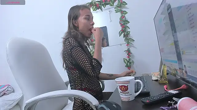 Snapshot of lulu_25_ chatting on December 31, 2024, 3:09 pm lulu 25 online show from December 31, 2024, 3:09 pm