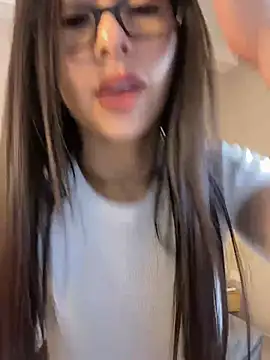 Snapshot of EymiCuper chatting on February 24, 2025, 7:52 pm EymiCuper online show from February 24, 2025, 7:52 pm