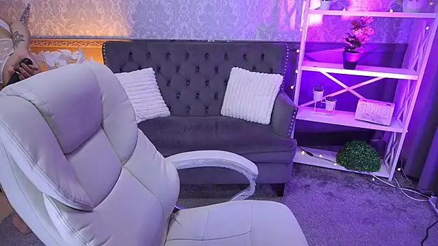 DreamyLinaa online show from March 18, 2026, 7:44 am