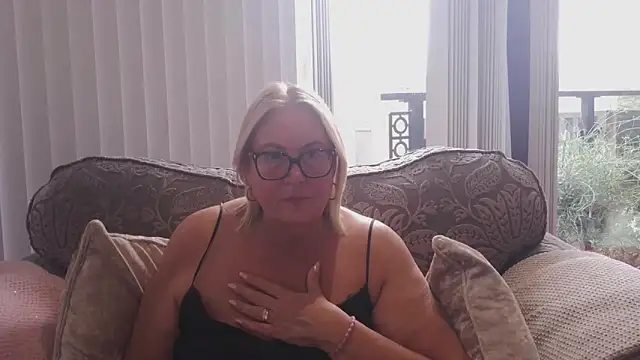 Snapshot of MoistCurveyChanel chatting on June 6, 2026, 3:06 pm MoistCurveyChanel online show from June 6, 2026, 3:06 pm