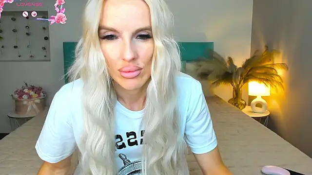 Lana kitty   online show from September 10, 2025, 9:15 pm