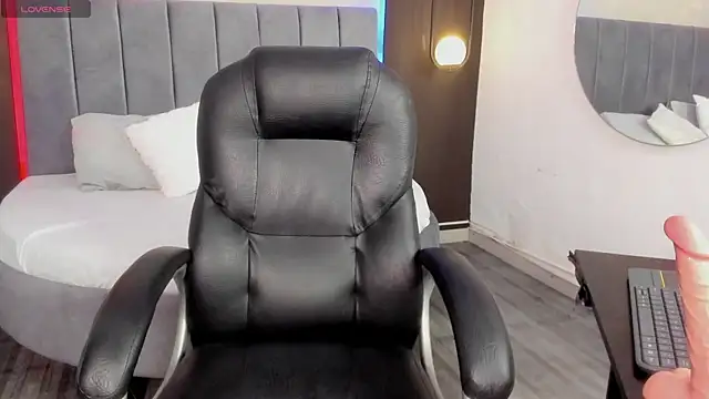 Snapshot of bella_gibson chatting on February 20, 2025, 2:35 pm bella gibson online show from February 20, 2025, 2:35 pm