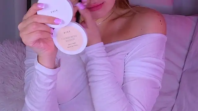 BeatriceEsmont online show from November 15, 2025, 7:32 pm