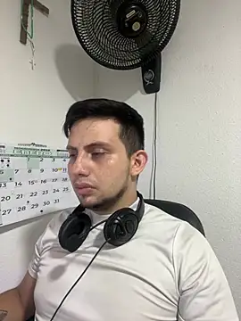 Snapshot of Dannydick chatting on January 14, 2025, 3:32 am Dannydick online show from January 14, 2025, 3:32 am