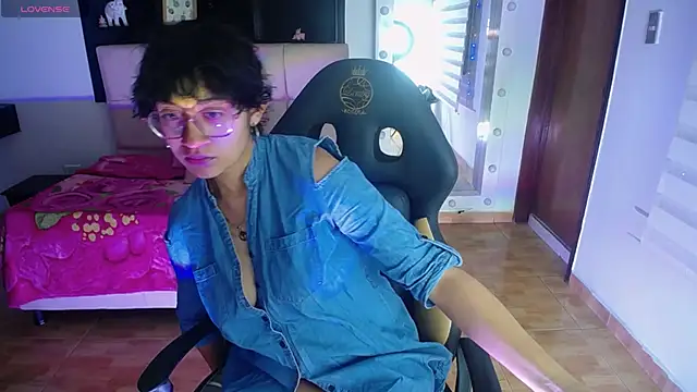 Lili Gomez  online show from January 11, 2026, 1:27 pm