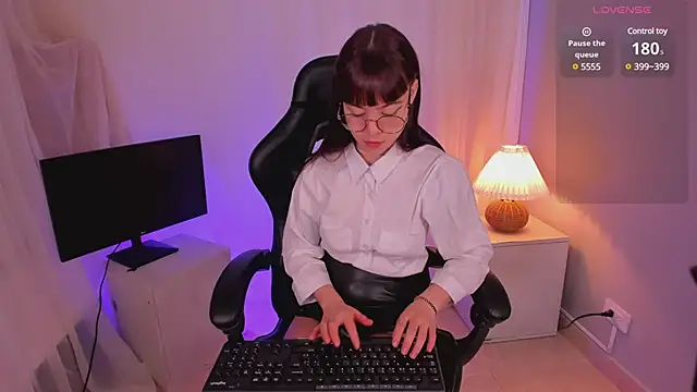 Lia Sweett  online show from March 12, 2025, 2:45 pm