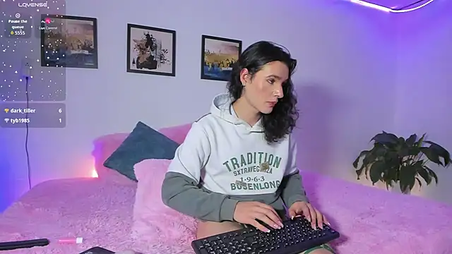 Snapshot of elafranco_ chatting on December 3, 2025, 10:46 am elafranco online show from December 3, 2025, 10:46 am