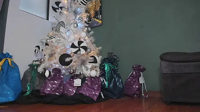 Snapshot of slutty_venus chatting on December 24, 2024, 1:28 pm slutty venus online show from December 24, 2024, 1:28 pm