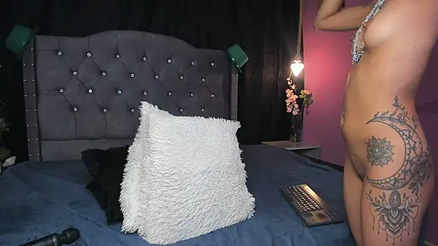 Snapshot of slutty_venus chatting on March 22, 2025, 5:17 am slutty venus online show from March 22, 2025, 5:17 am