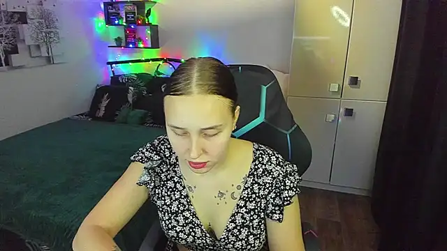 Snapshot of LinaTruly chatting on February 4, 2026, 10:04 pm LinaTruly online show from February 4, 2026, 10:04 pm