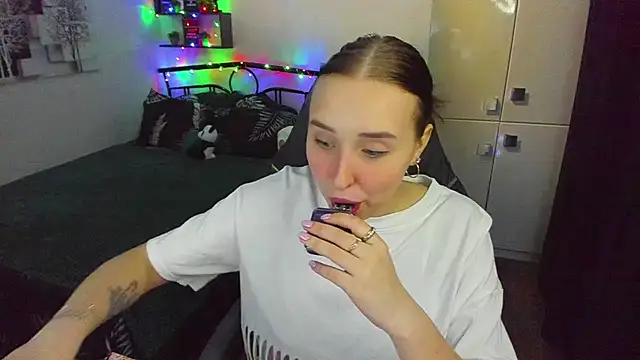 Snapshot of LinaTruly chatting on February 23, 2026, 10:40 pm LinaTruly online show from February 23, 2026, 10:40 pm