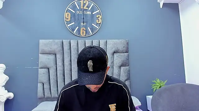 Snapshot of Robin_Rief chatting on April 9, 2026, 7:30 pm Robin Rief online show from April 9, 2026, 7:30 pm
