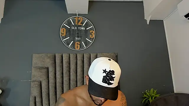 Snapshot of Robin_Rief chatting on April 15, 2026, 7:21 pm Robin Rief online show from April 15, 2026, 7:21 pm
