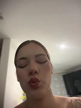 Snapshot of NicoleCut chatting on June 6, 2026, 9:19 pm NicoleCut online show from June 6, 2026, 9:19 pm