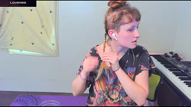 Snapshot of _hellostormy_ chatting on April 25, 2026, 5:21 pm hellostormy online show from April 25, 2026, 5:21 pm