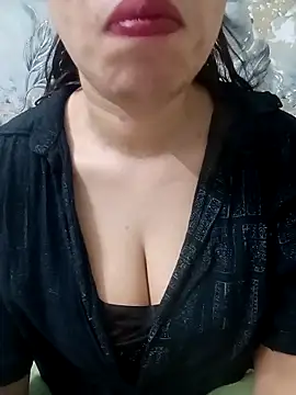 Snapshot of Haniya-143 chatting on April 25, 2026, 10:18 pm Haniya-143 online show from April 25, 2026, 10:18 pm