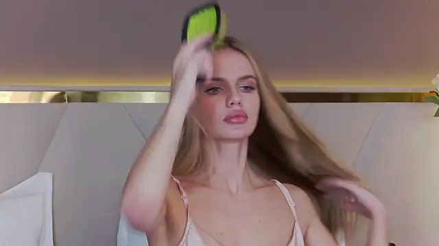 Snapshot of KristinaMaers chatting on January 22, 2025, 3:31 am KristinaMaers online show from January 22, 2025, 3:31 am