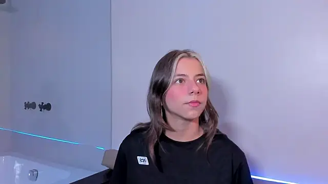 Snapshot of ArtemisaBlake chatting on December 17, 2024, 9:05 pm ArtemisaBlake online show from December 17, 2024, 9:05 pm