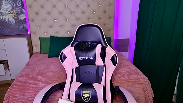 Snapshot of KattieSims chatting on January 25, 2025, 4:13 am KattieSims online show from January 25, 2025, 4:13 am