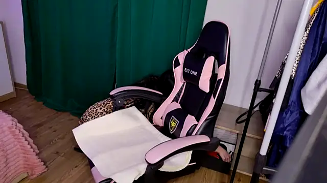 Snapshot of KattieSims chatting on February 5, 2025, 5:09 am KattieSims online show from February 5, 2025, 5:09 am