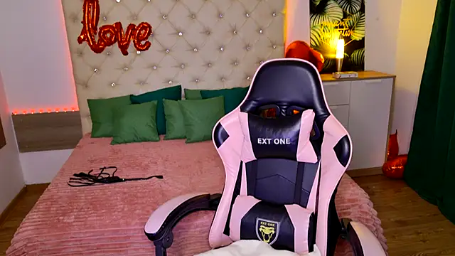 Snapshot of KattieSims chatting on February 9, 2025, 10:43 pm KattieSims online show from February 9, 2025, 10:43 pm