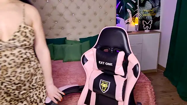 Snapshot of KattieSims chatting on March 6, 2025, 3:13 am KattieSims online show from March 6, 2025, 3:13 am