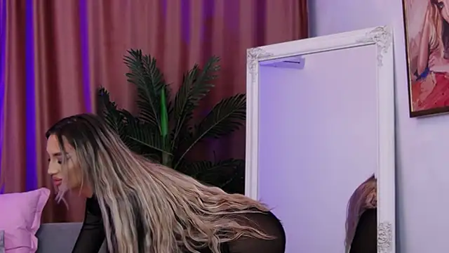 FelyJolie online show from March 18, 2025, 3:53 pm