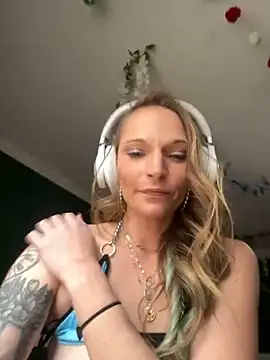 Snapshot of PrettiPluto chatting on January 10, 2025, 6:17 pm PrettiPluto online show from January 10, 2025, 6:17 pm