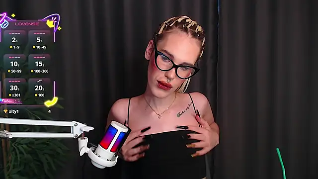 Snapshot of Cassie_Bae chatting on December 17, 2025, 11:27 am Cassie Bae online show from December 17, 2025, 11:27 am