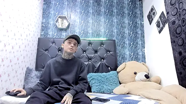 exotic hot couple online show from March 5, 2026, 10:28 pm