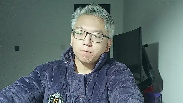Snapshot of leoUSIR chatting on November 11, 2025, 8:09 pm leoUSIR online show from November 11, 2025, 8:09 pm