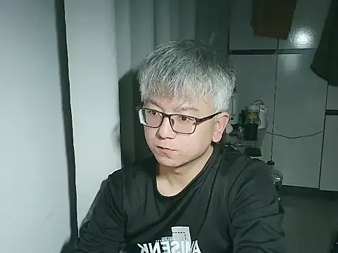 Snapshot of leoUSIR chatting on December 5, 2025, 2:47 pm leoUSIR online show from December 5, 2025, 2:47 pm