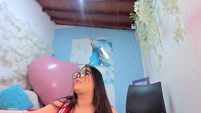 Danniela18  online show from May 15, 2026, 12:23 pm