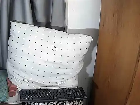Browncaramel1999 online show from May 14, 2026, 9:54 pm