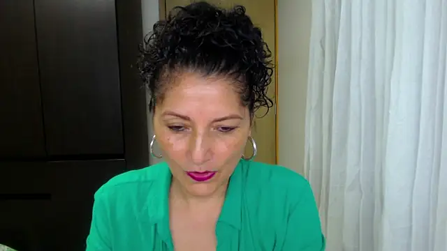 Snapshot of arianna_ros3 chatting on May 5, 2026, 3:25 am arianna ros3 online show from May 5, 2026, 3:25 am