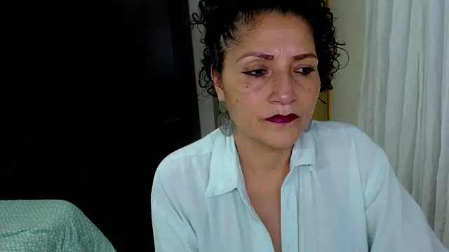 Snapshot of arianna_ros3 chatting on June 7, 2026, 1:21 am arianna ros3 online show from June 7, 2026, 1:21 am