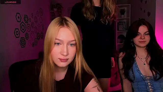 Snapshot of playful_sophie chatting on May 4, 2026, 7:43 pm playful sophie online show from May 4, 2026, 7:43 pm
