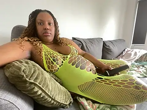 Snapshot of LavenderBuxton chatting on February 17, 2025, 11:44 am LavenderBuxton online show from February 17, 2025, 11:44 am